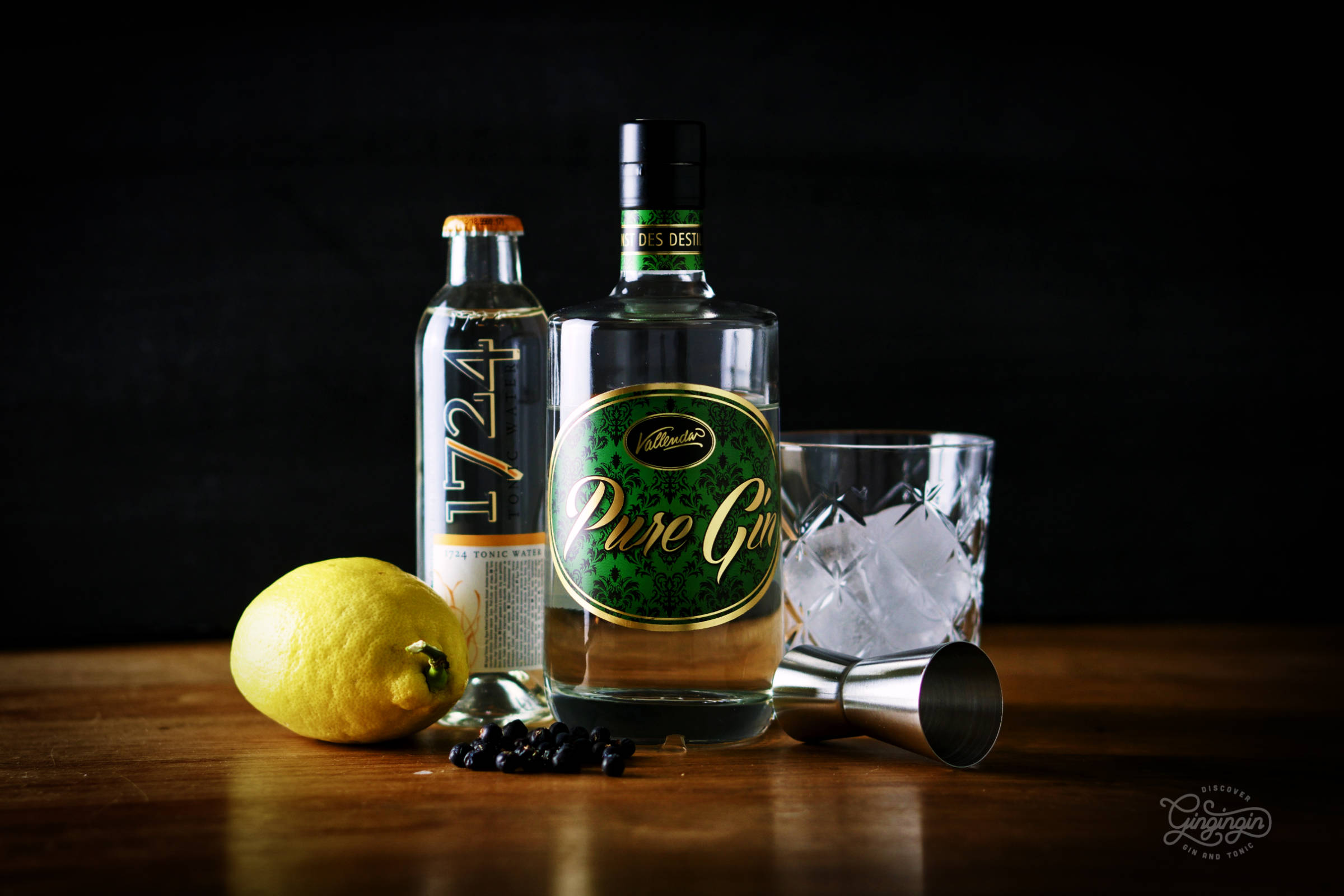 Die ursprüngliche Flasche Pure Gin von der Brennerei Hubertus Vallendar